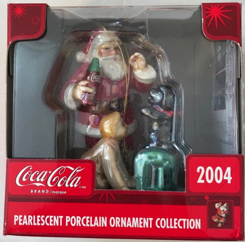 04554-2 € 12,50 coca cola ornament porselein kerstman met kind bij kachel.jpeg
